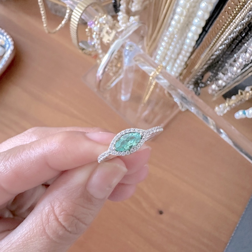 GORGEOUS SILVER RING - Picture 3 of 4